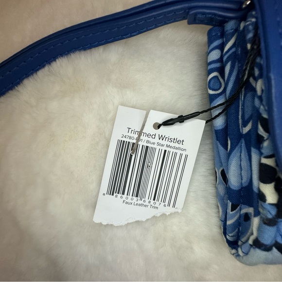NWT Vera Bradley Trimmed Wristlet Blue Star Medallion Wallet - Picture 8 of 8
